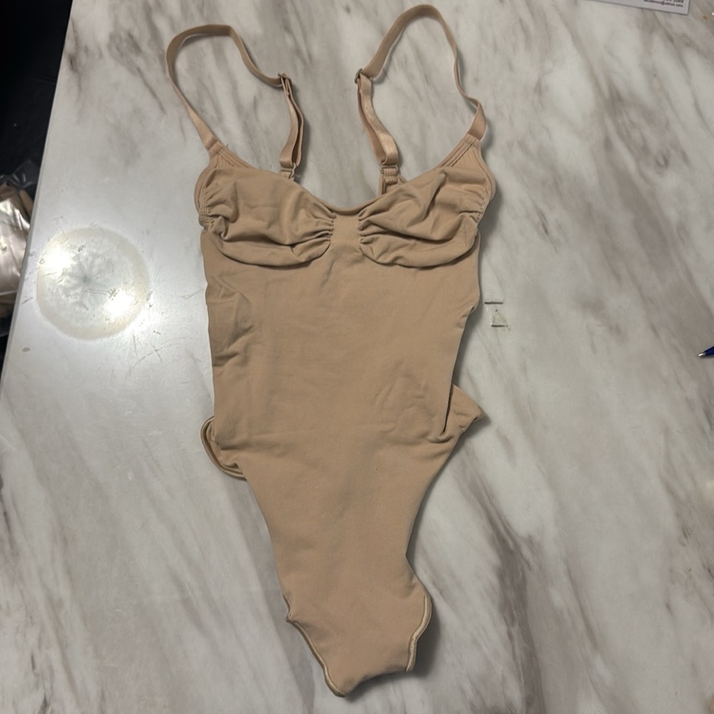 SKIMS Nude Sculpting Bodysuit - Picture 4 of 9